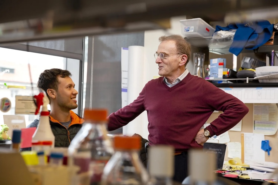 20190225_RandySchekman_bhs_015c Randy Schekman talking to a lab member
